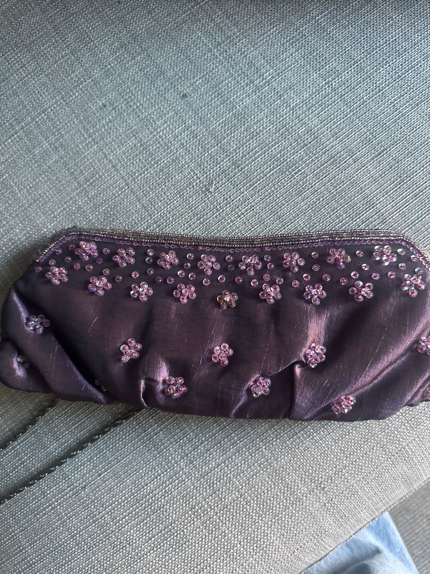 Bolso morado pedrería