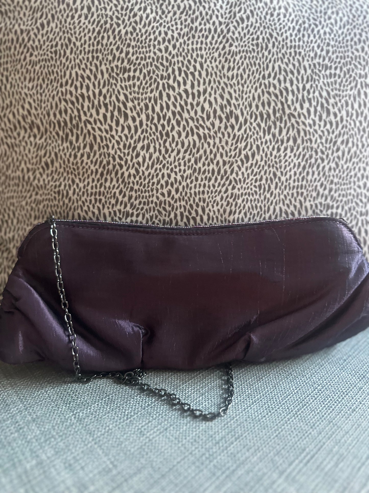 Bolso morado pedrería