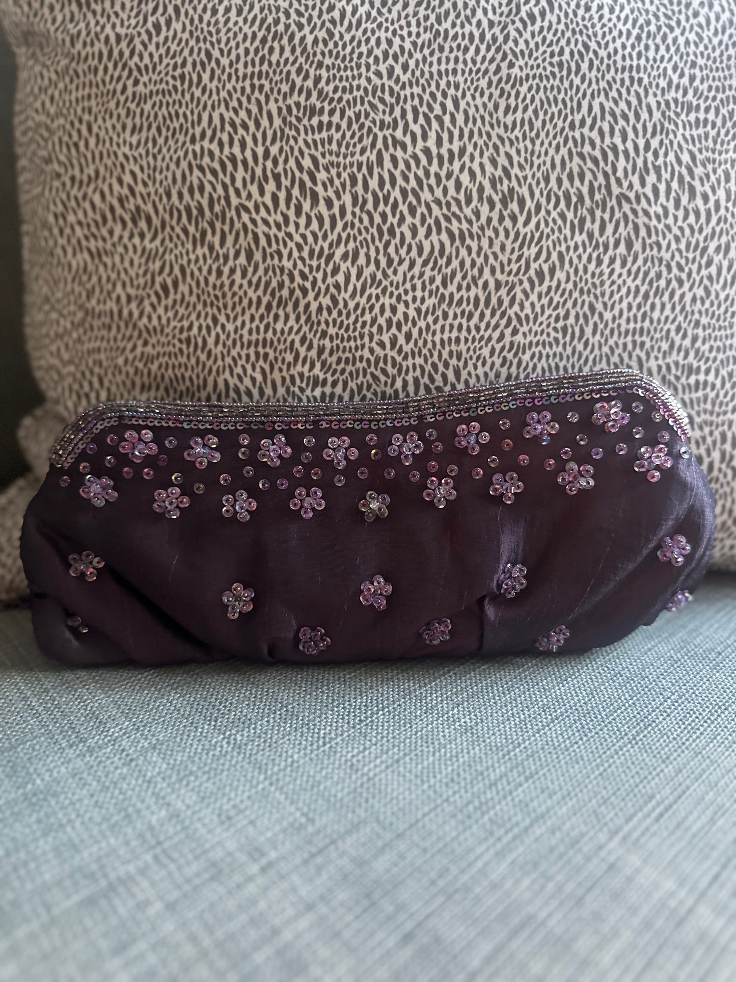 Bolso morado pedrería
