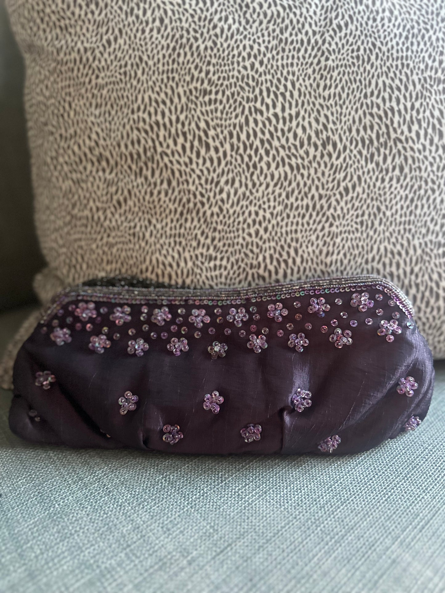 Bolso morado pedrería