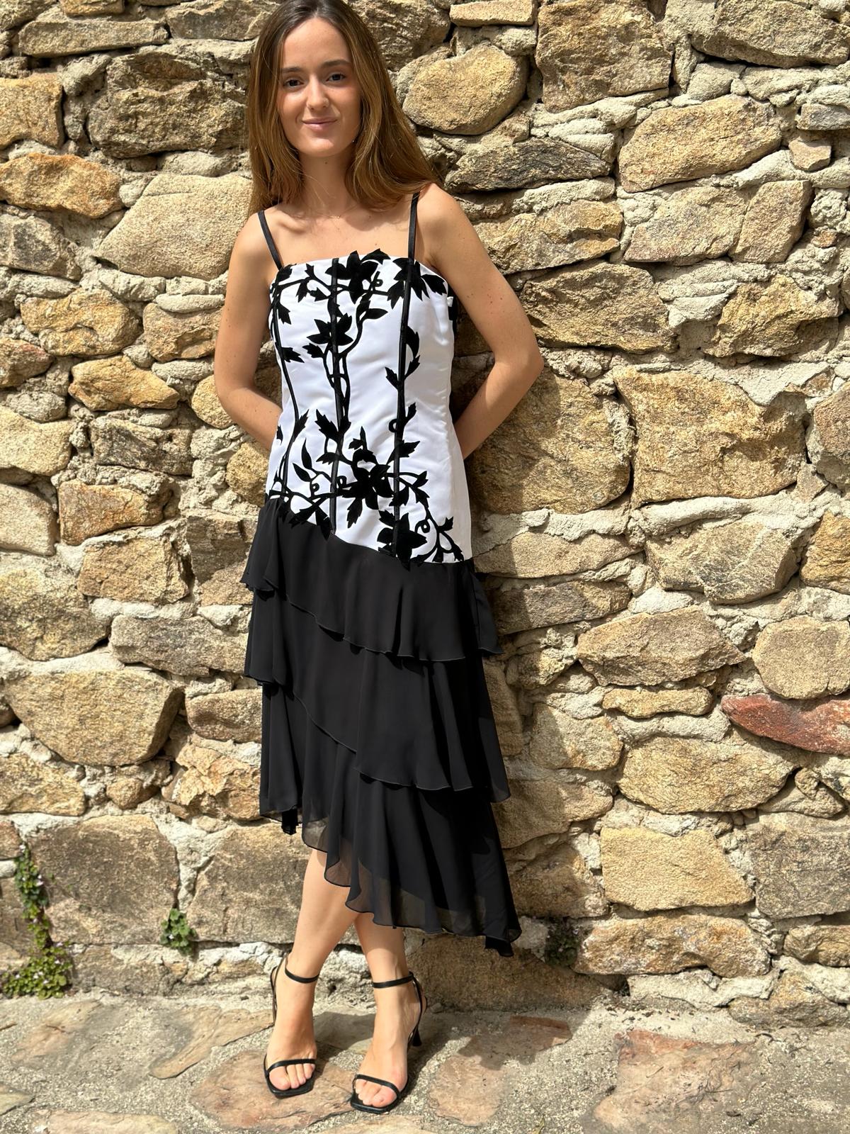Vestido volantes blanco y negro